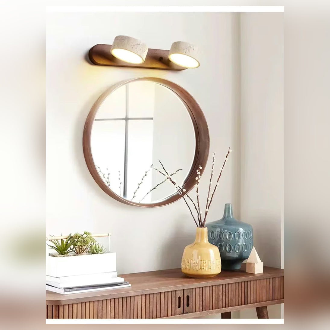 Applique murale en travertin et bois LUXA installée dans un intérieur