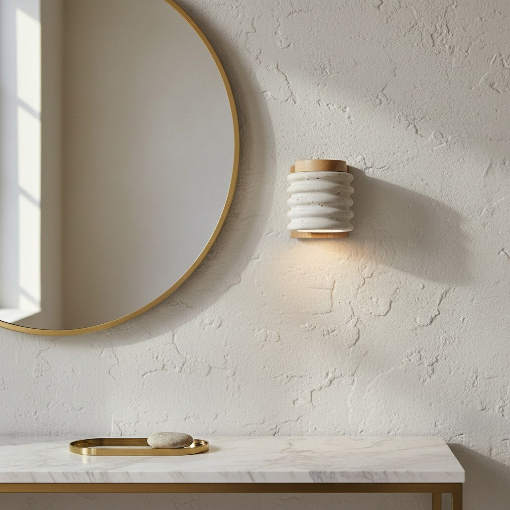 Applique murale en travertin IWO installée dans un intérieur