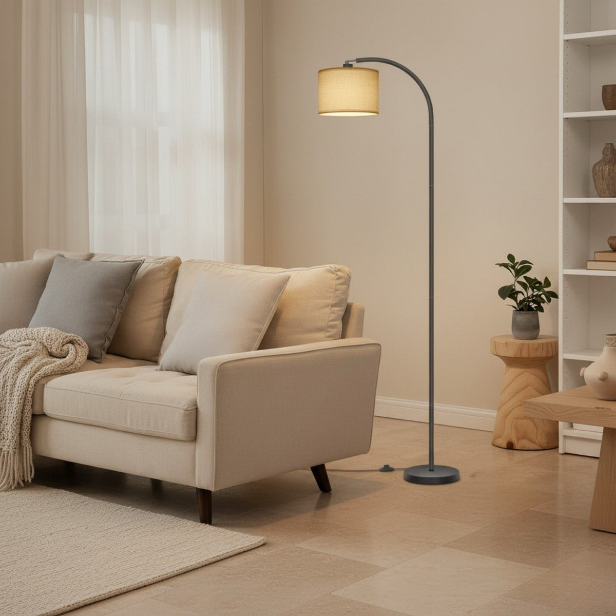 Lampadaire arc en lin IRIS installé dans un intérieur