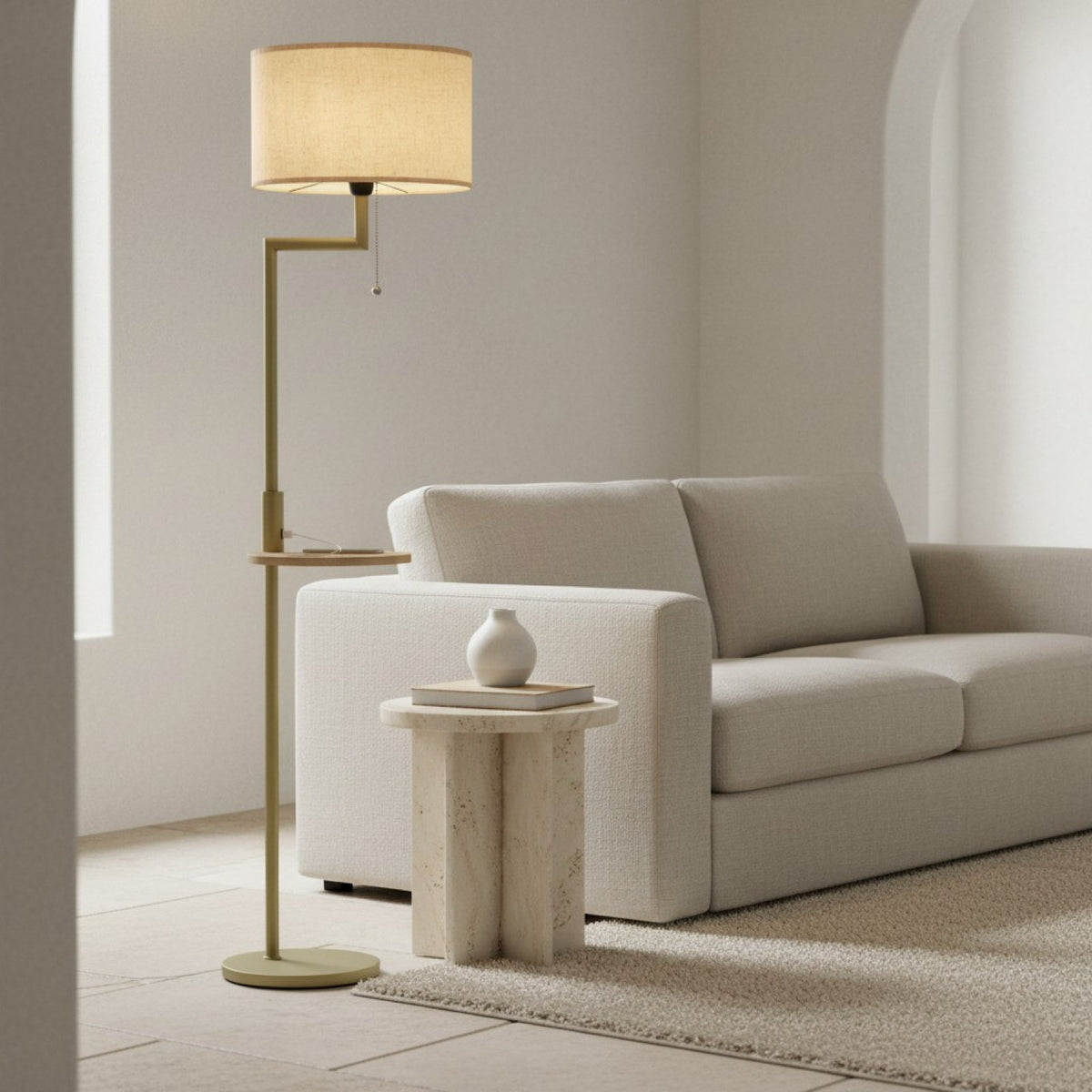 Lampadaire avec étagère TALO installé dans un intérieur
