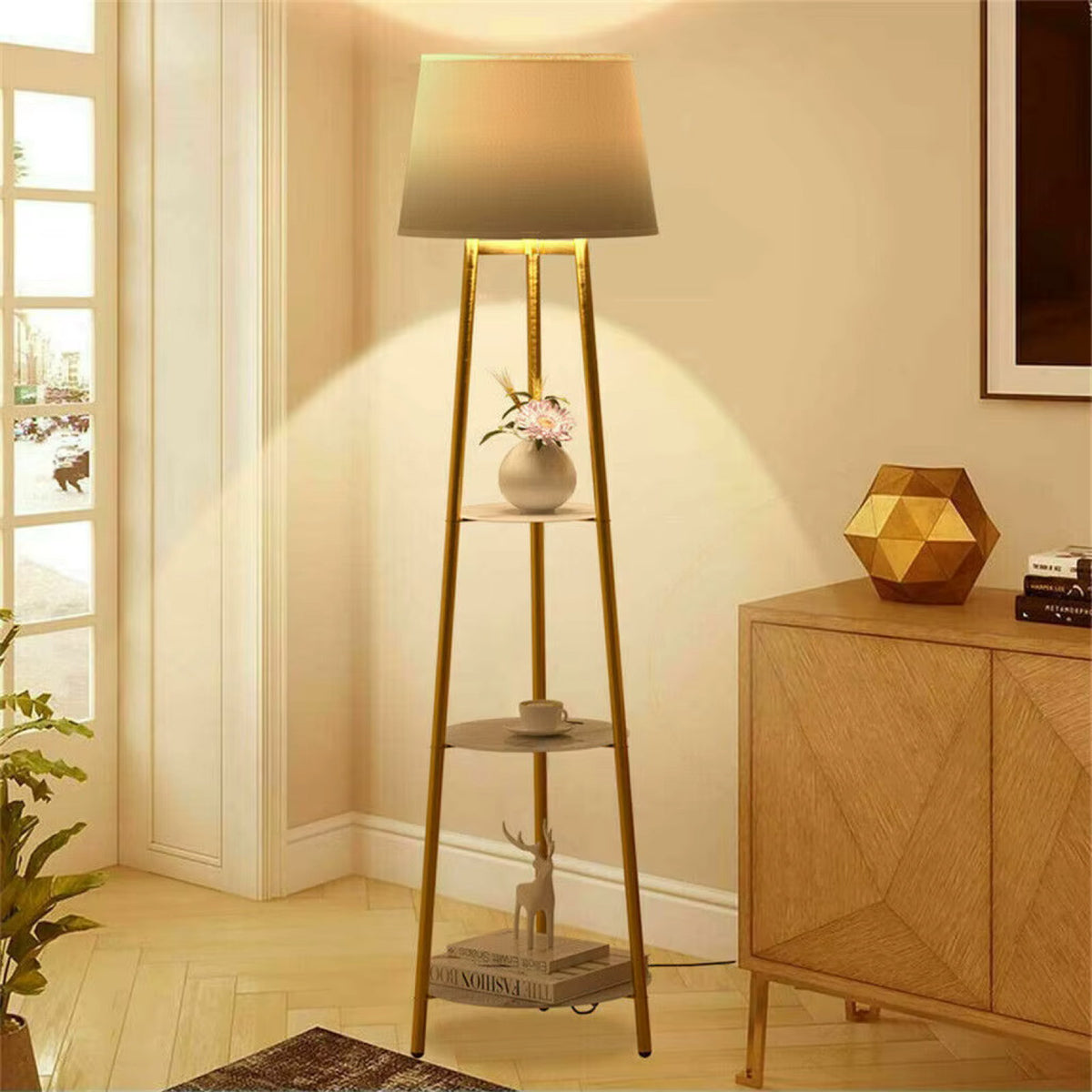 Lampadaire en métal doré LIANA installé dans un intérieur