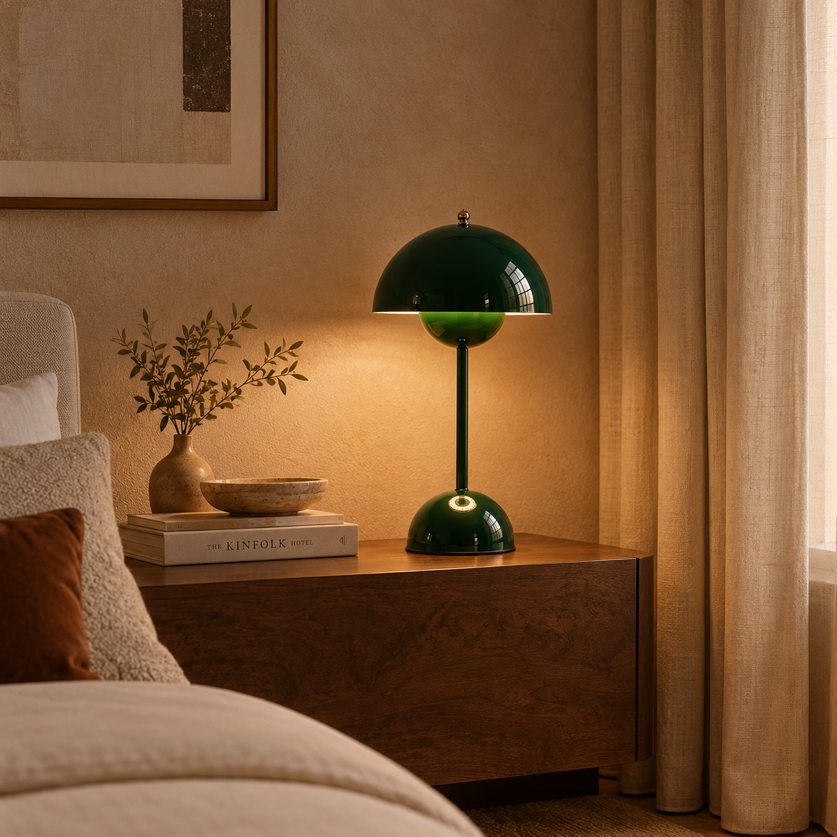 Lampe de chevet sans fil en métal FIORA installée dans un intérieur