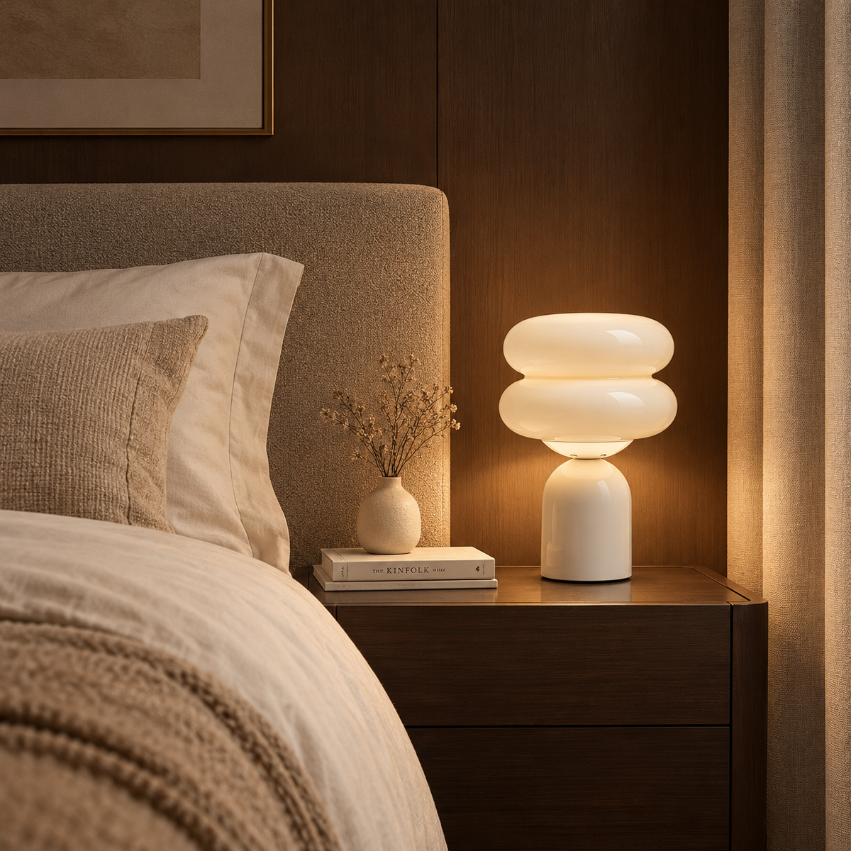 Lampe de chevet en verre NUVOLA installée dans un intérieur