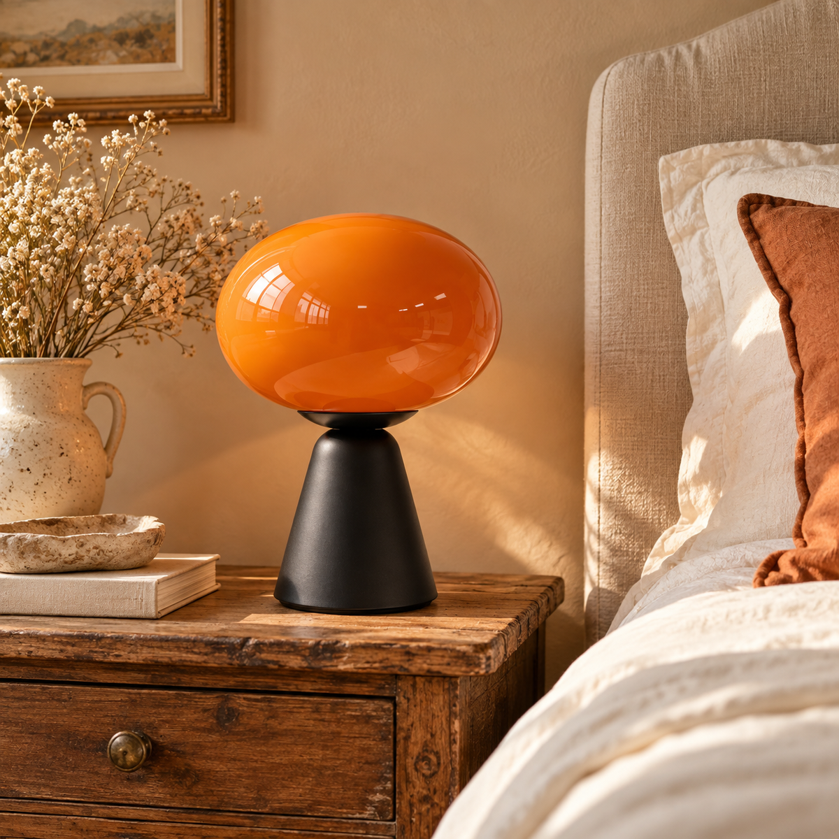 Lampe de chevet en verre OLIVA installée dans un intérieur