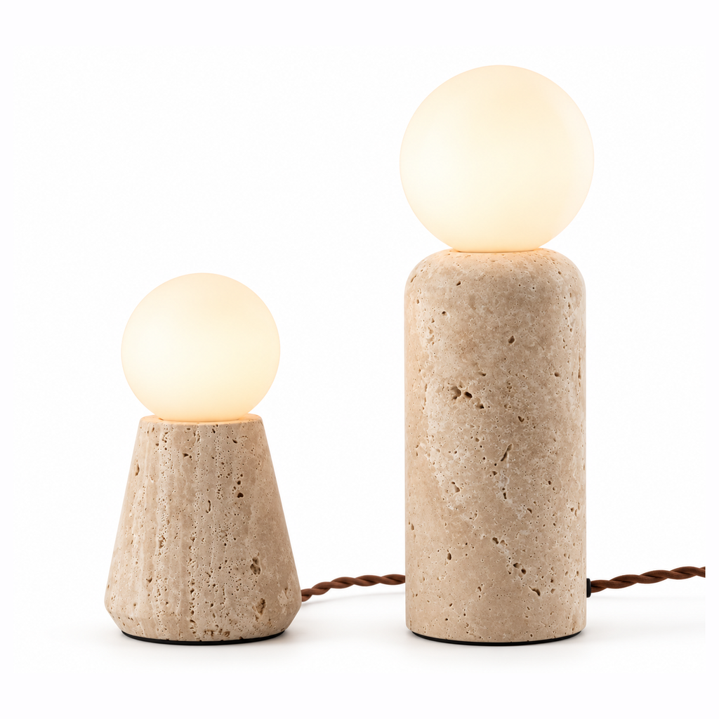 Les deux tailles de la lampe de chevet en travertin MILO, 20 et 30 cm, côte à côte – Ambiance Éclat