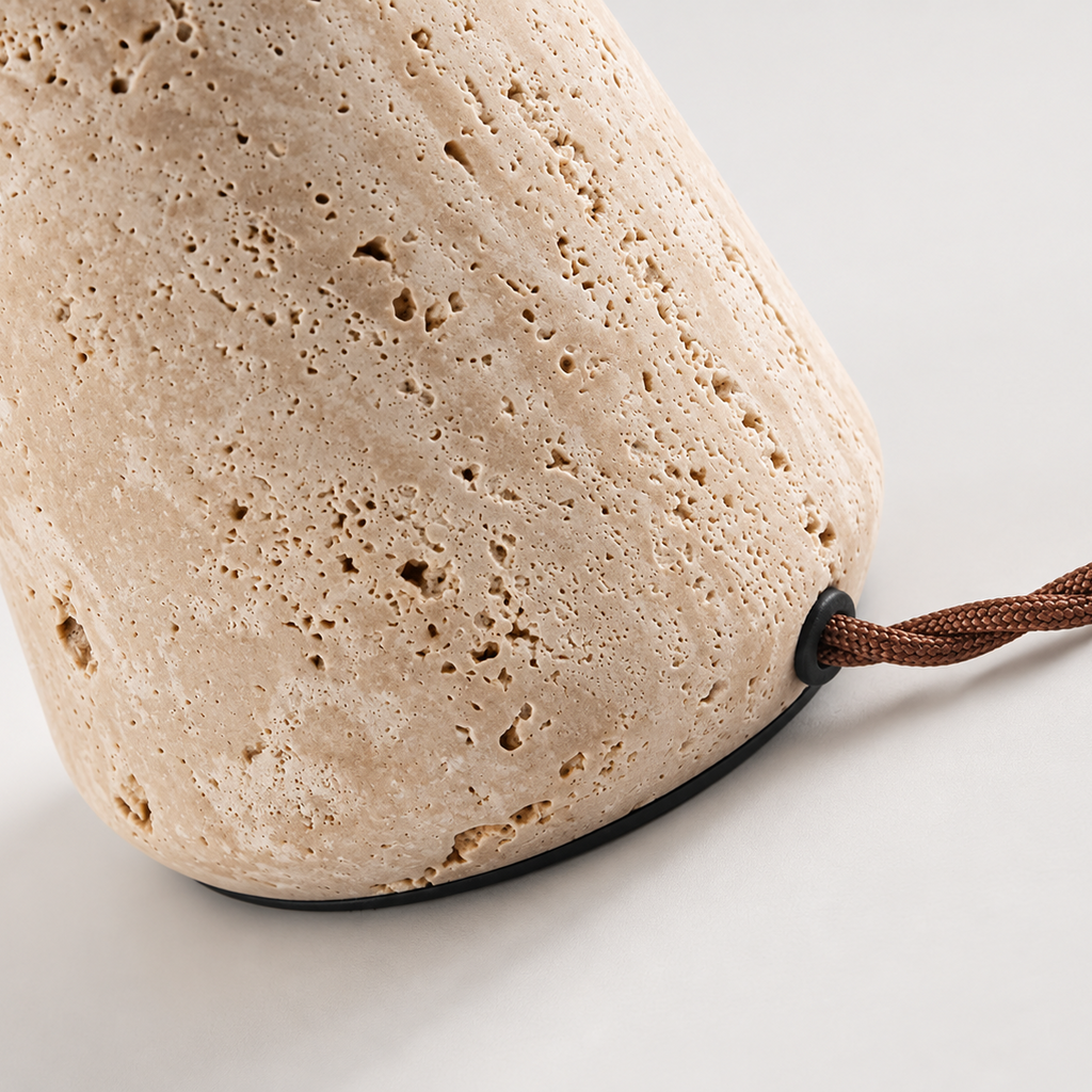 Gros plan sur le socle en travertin et le câble textile de la lampe MILO – Ambiance Éclat