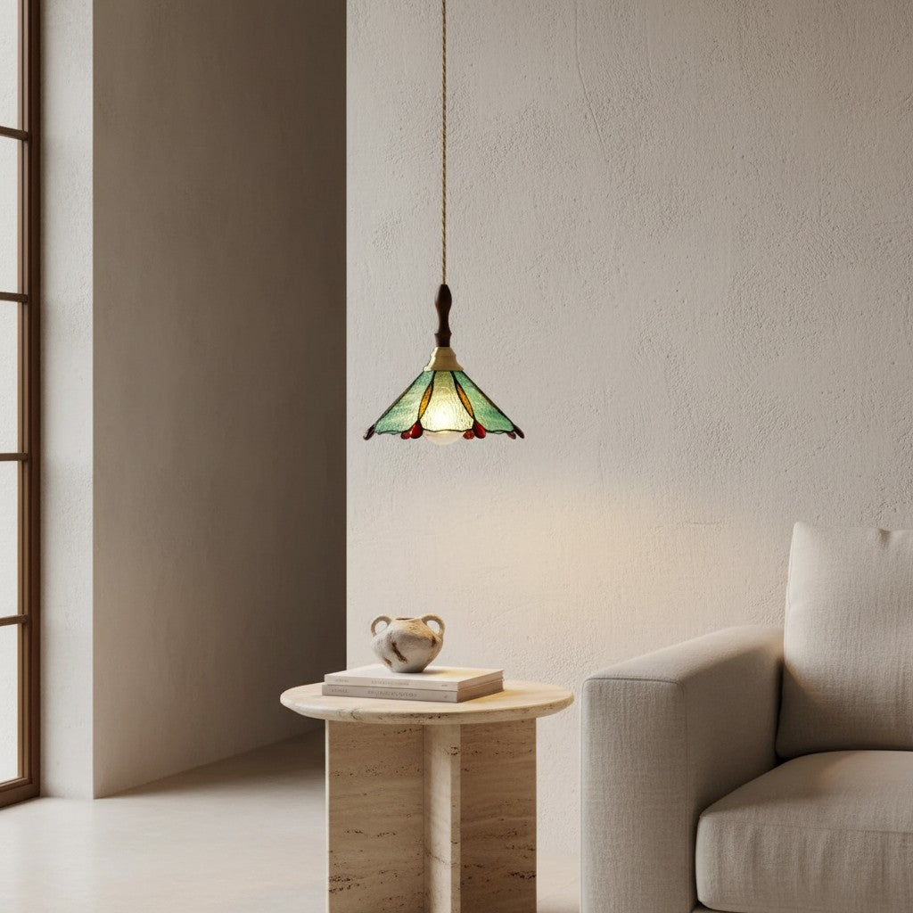 Suspension AMALFI en verre vitrail vert et rouge serti de cuivre, allumée dans un salon clair – Ambiance Éclat
