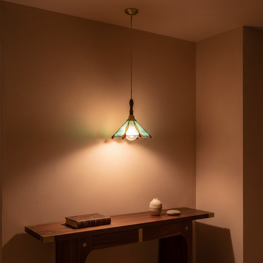 Suspension AMALFI en verre vitrail, allumée au-dessus d'une console devant un mur terracotta – Ambiance Éclat