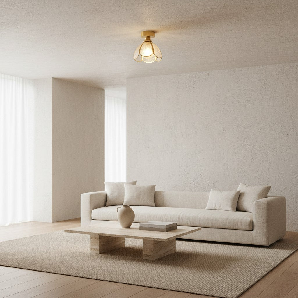 Plafonnier CAPRI en verre ambré, installé au plafond d'une pièce claire – Ambiance Éclat