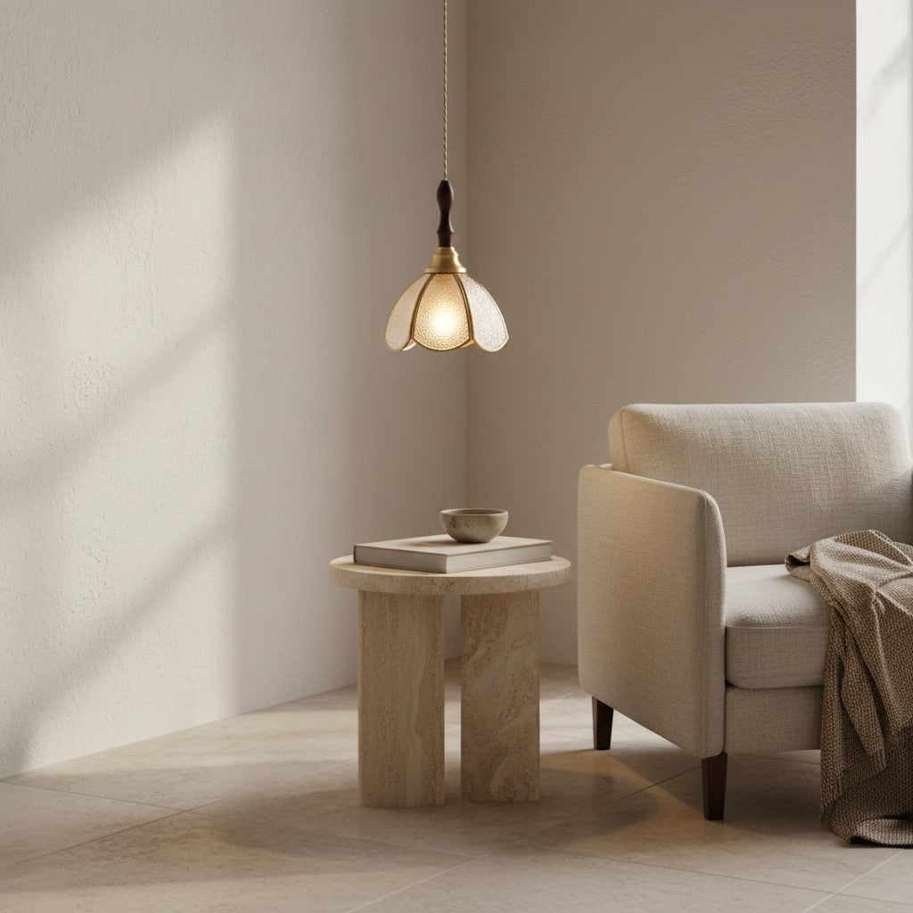 Suspension CAPRI en verre ambré texturé, allumée près d'un fauteuil dans un salon clair – Ambiance Éclat