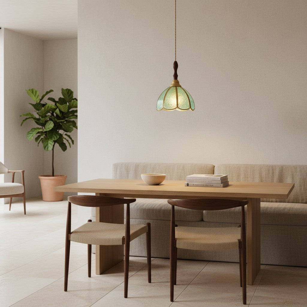 Suspension LIPARI en verre vert texturé, allumée au-dessus d'une table de salle à manger – Ambiance Éclat