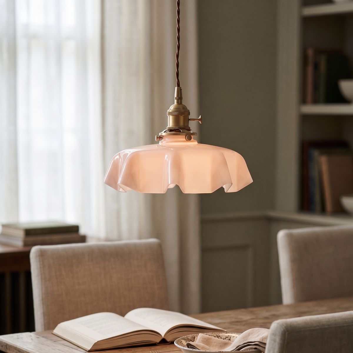 Suspension en verre ondulé et cuivre poli NÉORA, vue en situation, lumière allumée – Ambiance Éclat