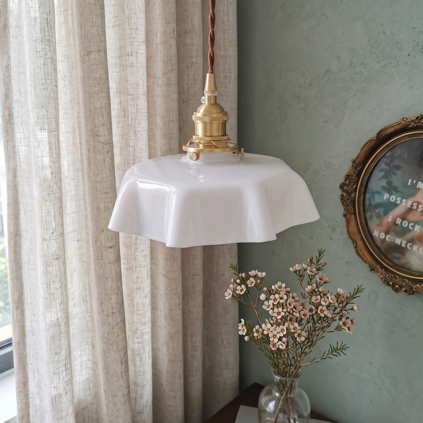 Suspension en verre ondulé et cuivre poli NÉORA, installée dans un intérieur décoré avec soin – Ambiance Éclat