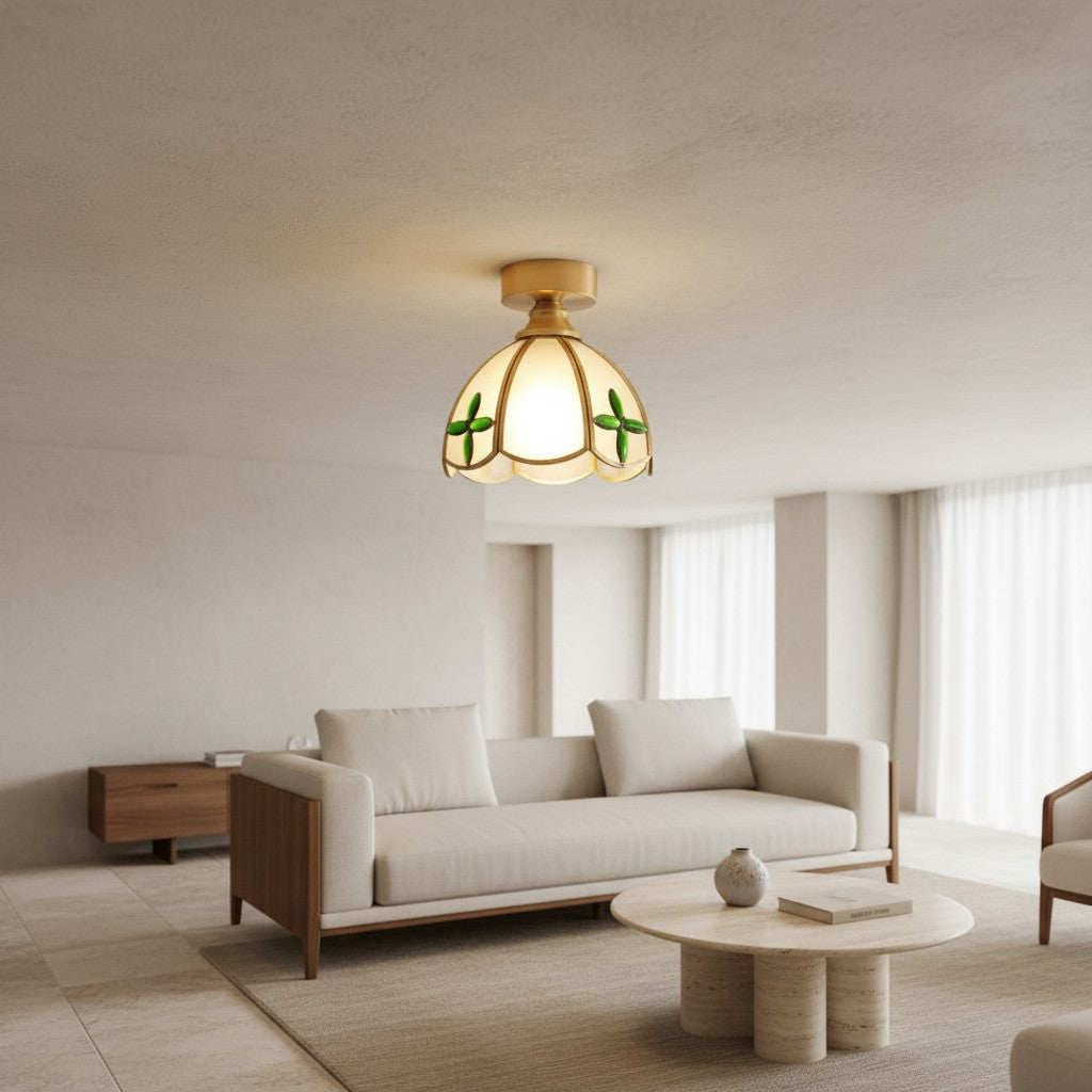 Plafonnier TROPEA en verre crème à feuilles vertes, installé au plafond d'une pièce claire – Ambiance Éclat