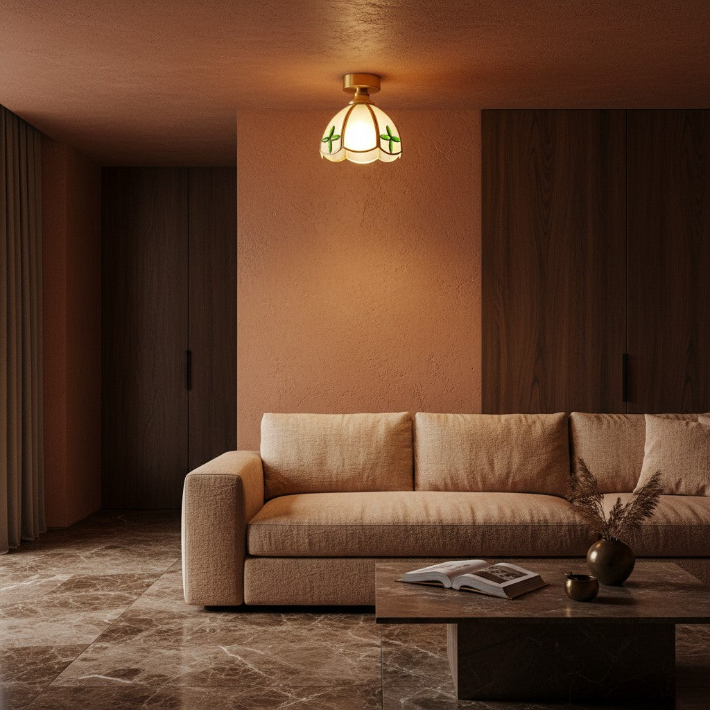 Plafonnier TROPEA en verre crème, allumé au plafond d'un salon aux murs bruns – Ambiance Éclat